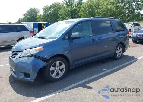 2014 Toyota Sienna Le V6 8 Passenger z USA, uszkodzony, nr VIN 5TDKK3DC7ES479935